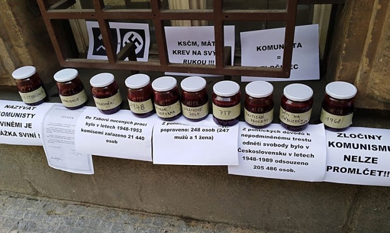 Sklenice naplněné krví jako protest u sídla KSČM (Jenny Nowak)