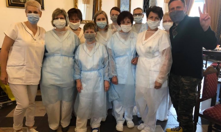 Zdravotníci a reportér pořadu A DOST! Jan Tuna během testování na protilátky proti koronaviru v Českém Krumlově (A DOST!)