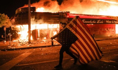 Protesty v Minneapolisu (na snímku) a dalších amerických městech přerostly v násilnosti, žhářství a rabování.  (foreignpolicy.com/AP)