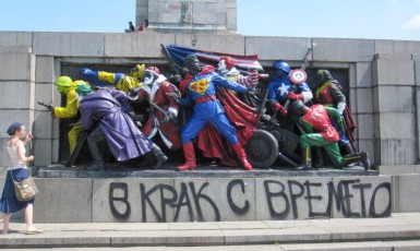 Ruské komunistické pomníky v Bulharsku nepožívají velké vážnosti. Tento pomník v Sofii umělci vyvedli v roce 2011 v barvách komiksových postav a maskota McDonald's.  (Dr Doolittle BG, https://www.flickr.com/photos/39768558@N04/5842840945, (CC BY-NC-SA 2.0))