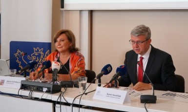 Ministryně financí Alena Schillerová a ministr průmyslu a obchodu a dopravy Karel Havlíček (oba za ANO) (FB Úřad vlády)