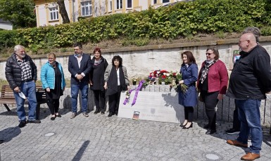 Shromáždění u pomníku padlých příslušníků ROA. Historik Alexej Kelin  vlevo, Zástupkyně ruské menšiny Eugenie Číhalová vlevo od desky (Tom Rimpel)