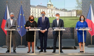 Členové vlády v čele s premiérem Andrejem Babišem na tiskové konferenci  (FB Úřadu vlády)