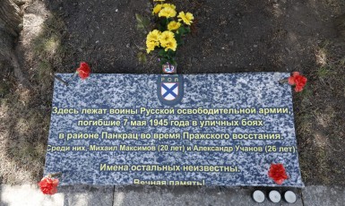 Pamětní nápis, který někdo neznámý v posledních dnech umístil k hrobu vlasovců na pražských Olšanských hřbitovech  (Martin Frouz)