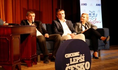 Předseda hnutí ANO Andrej Babiš, místopředseda Petr Vokřál a předsedkyně jihomoravské organizace Taťána Malá před volbami 2017
 (ČTK)
