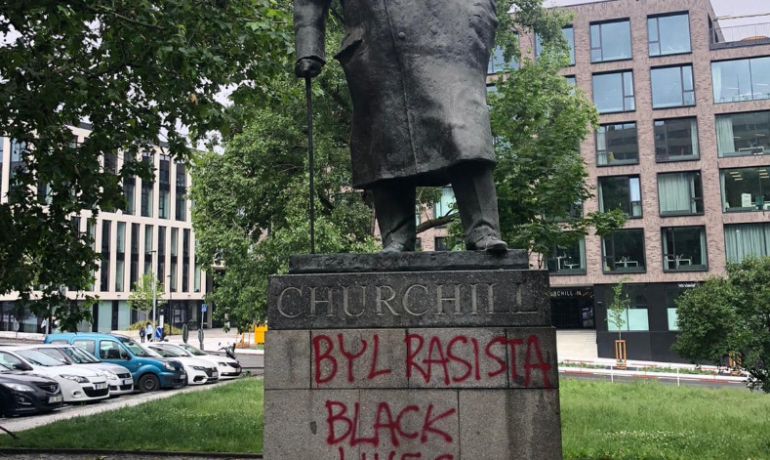 Přivolaní specialisté barvu z podstavce Churchillova pomníku obratem odstranili.  (Twitter Jie Tien Ming)