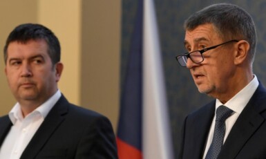 Vicepremiér a ministr vnitra Jan Hamáček (ČSSD) a premiér Andrej Babiš (ANO) 
 (ČTK)