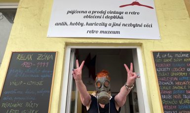 Organizátorka protestu Ivana Kudry chtěla Jermanové poděkovat „za pomůcky“ v protichemickém obleku, pak ale dostala lepší nápad.  (Ivana Kudry)