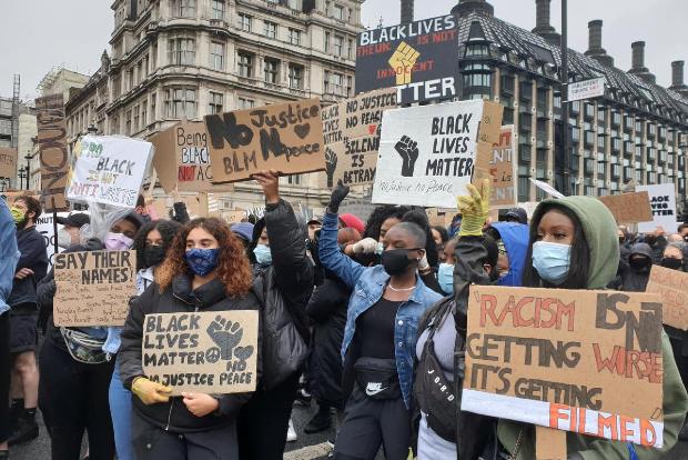 Protesty v Londýně (Twitter)