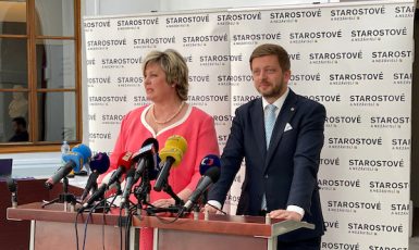Místopředsedkyně sněmovny Věra Kovářová a přededa STAN Vít Rakušan  (ČTK)