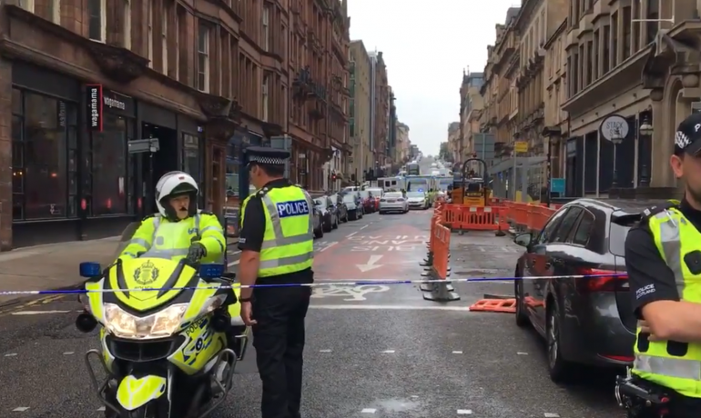 Policisté na místě útoku v Glasgow  (Twitter @lidiajsinclair)