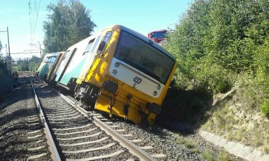 V Lázních Kynžvart 22. července 2020 odpoledne vykolejil vlak RegioNova.  (HZS Karlovarského kraje)