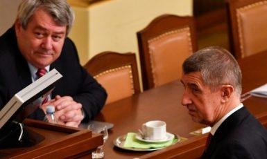 Předseda komunistů Vojtěch Filip a premiér Andrej Babiš
(ČTK)