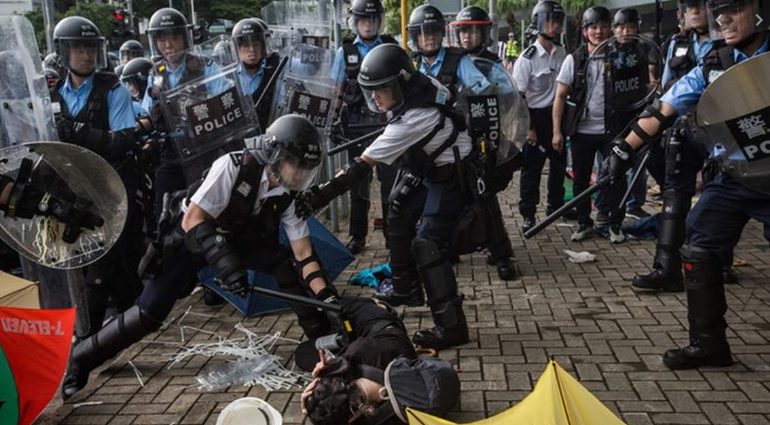 Jeden ze zásahů policie proti demonstrantům v Hongkongu v loňském roce (Amnesty International)