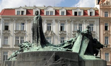 Wikipedie (Pomník Jana Husa na Staroměstském náměstí v Praze)