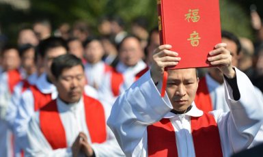 Katolické procesí v Číně (https://alexanderchow.wordpress.com/2015/03/13/christianity-as-a-chinese-religion/)