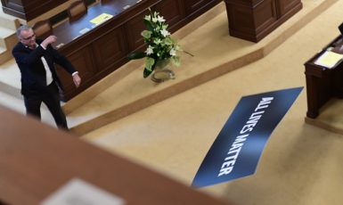 Předseda poslanců TOP 09 Miroslav Kalousek odhazuje ceduli s nápisem All Lives Matter. (ČTK)