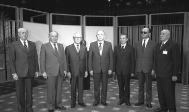 Rudý car Gorbačov se správci sovětských kolonií – summit Varšavského paktu v Berlíně (1987) (Deutsches Bundesarchiv / Wikimedia Commons)
