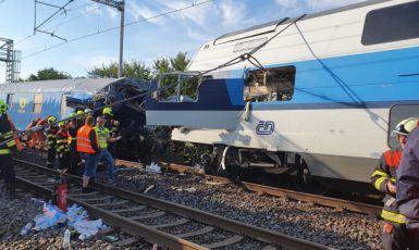 Osobní a nákladní vlak se srazily 14. července na hlavní trati z Prahy na Kolín u Českého Brodu (ČTK)
