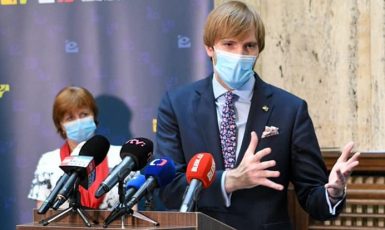 Ministr zdravotnictví Adam Vojtěch (ANO), za ním hlavní hygienička Jarmila Rážová (FB Úřad vlády)