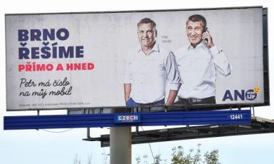 Petr Vokřál a Andrej Babiš na předvolebním billboardu hnutí ANO v roce 2018 (ČTK)