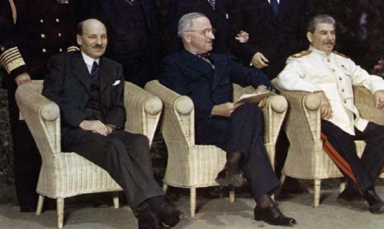 Attlee, Truman a Stalin během postupimské konference  (U.S. National Archives)