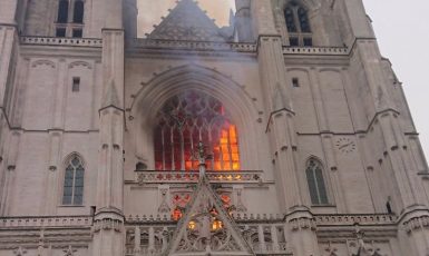 Požár gotické katedrály v Nantes zničil varhany i vitráže (Twitter ArchRevival)