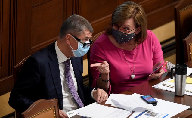 Premiér Andrej Babiš a ministryně financí Alena Schillerová (oba ANO) v Poslanecké sněmovně
 (ČTK)