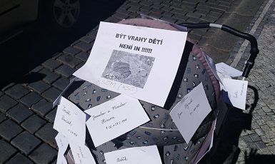 Kočárek se jmény dětí zabitých komunisty zaparkovaný před sídlem KSČM v Praze (Jenny Nowak)