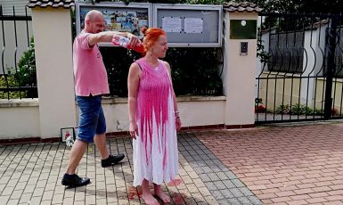 Aktivisté ze skupiny Covidens u běloruské ambasády protestují proti brutálnímu zacházení s demonstranty. (Jenny Nowak)