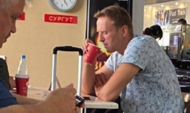 Ruský opoziční předák Alexej Navalnyj v momentě, kdy pravděpodobně pozřel jed (Twitter)