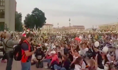 V Bělorusku pokračují demonstrace proti falšování výsledků nedělních prezidentských voleb a proti brutálnímu policejnímu násilí vůči demonstrantům.  (Twitter/Tut.by)