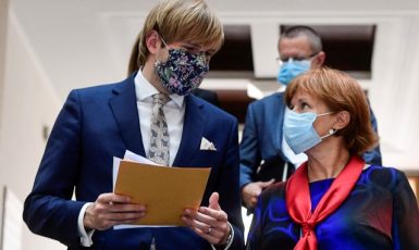 Zleva bývalý ministr zdravotnictví Adam Vojtěch, ředitel Ústavu zdravotnických informací a statistiky Ladislav Dušek a hlavní hygienička ČR Jarmila Rážová vystoupili 27. července 2020 v Praze na tiskové konferenci k takzvanému semaforu. (ČTK)