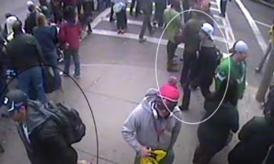 Bratři Carnajevové na záběrech kamery před teroristickým útokem  (YouTube)