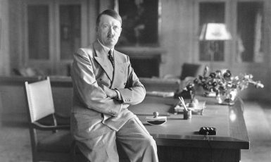 Německý říšský kancléř Adolf Hitler – hlavní protagonista genocidního nacionálního socialismu (wikipedie)
