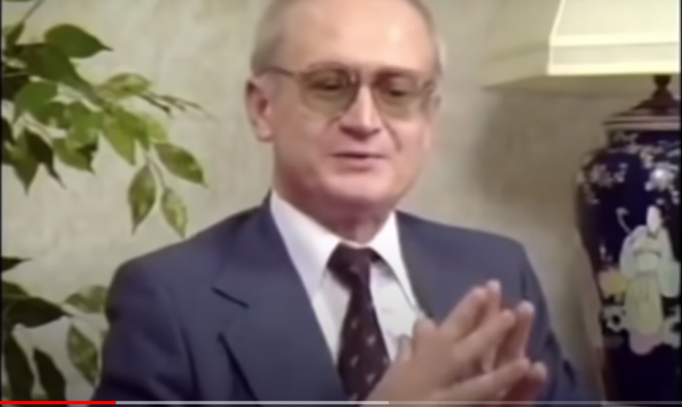 Bývalý spolupracovník KGB Jurij Bezmenov v rozhovoru s americkým novinářem v roce 1984 (screenshot Youtube)