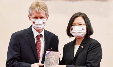 Předseda senátu Miloš Vystrčil s tchajwanskou prezidentkou Cchaj Jing-wen (Senát PČR / ČTK)