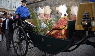 Neporušená premoderní krása? Česká společnost (a církev) má různé podoby (Svatojánské slavnosti Navalis v Praze) (FB Navalis)