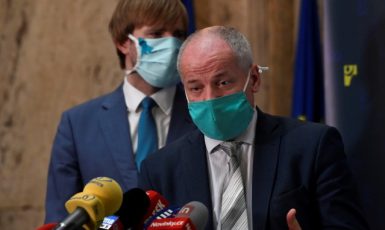Staronový ministr zdravotnictví Adam Vojtěch (ANO) a exministr Roman Prymula (za ANO) (ČTK)