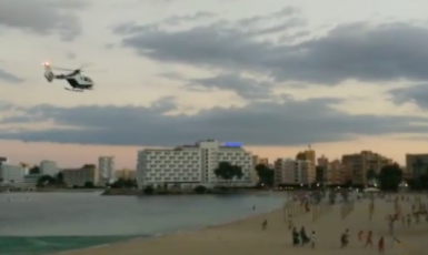 Vrtulník zahání z pláží na Mallorce nedisciplinované rekreanty.  (Youtube.com)