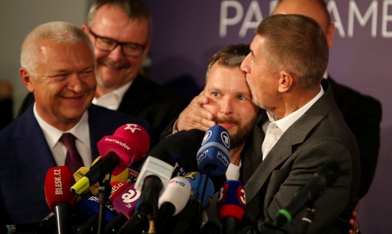 Andrej Babiš objímá marketéra Marka Prchala ve volebním štábu ANO v roce 2017 (ČTK)