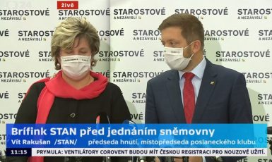 Brífink Starostů a nezávislých před jednáním poslanecké sněmovny v úterý 20. října 2020 – předseda STAN Vít Rakušan a místopředsedkyně hnutí Věra Kovářová. (print screen ČT24)