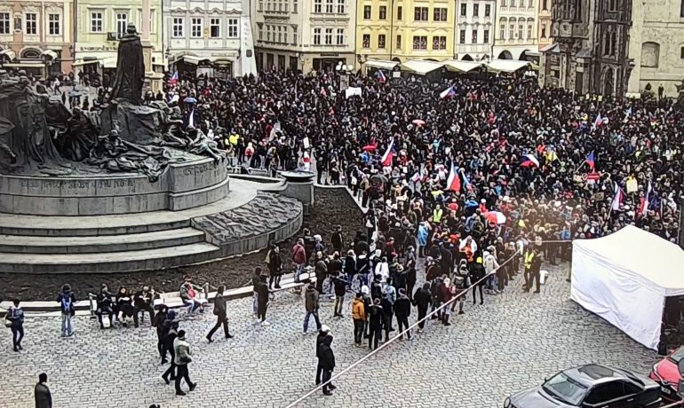 Aktuální fotografie z demonstrace na Staroměstském náměstí. (Twitter @PolicieCZ)