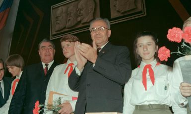 Rudý imperátor Brežněv a jeho gubernátor Husák „normalizují“ československou mládež  (FB (výřez))