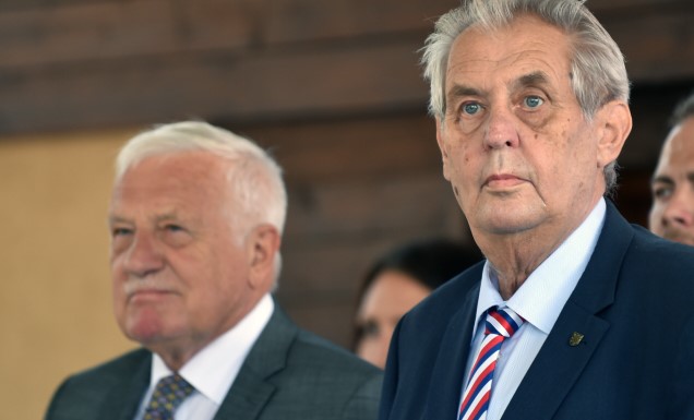 Bývalý prezident Václav Klaus a současný prezident Miloš Zeman  (ČTK)