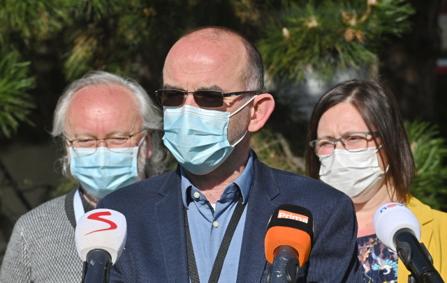 Ministr zdravotnictví Jan Blatný (uprostřed)  (ČTK – Igor Zehl)