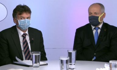 Prezident České lékařské komory Milan Kubek a bývalý ministr zdravotnictví Roman Prymula v Otázkách Václava Moravce 23. 3. 2020  (printscreen ČT24)