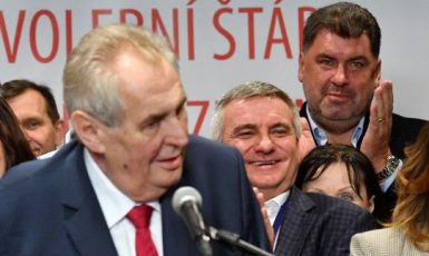 Miloš Zeman a jeho okolí slaví poslední volební vítězství. (ČTK)