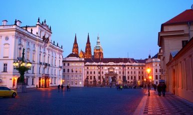 Arcibiskupský palác leží až příliš blízko Pražského hradu.  (wikipedie)