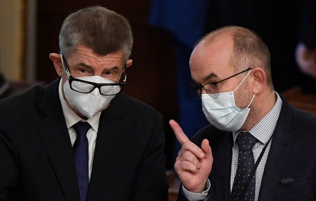 Premiér Andrej Babiš a bývalý ministr zdravotnictví Jan Blatný (oba za ANO)
 (ČTK)